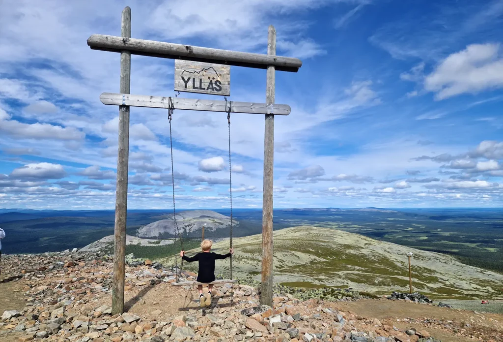 A little boy on a wooden swing on top of Ylläs fell.