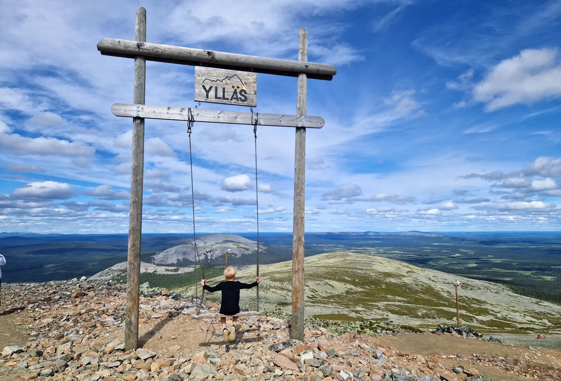A little boy on a wooden swing on top of Ylläs fell.