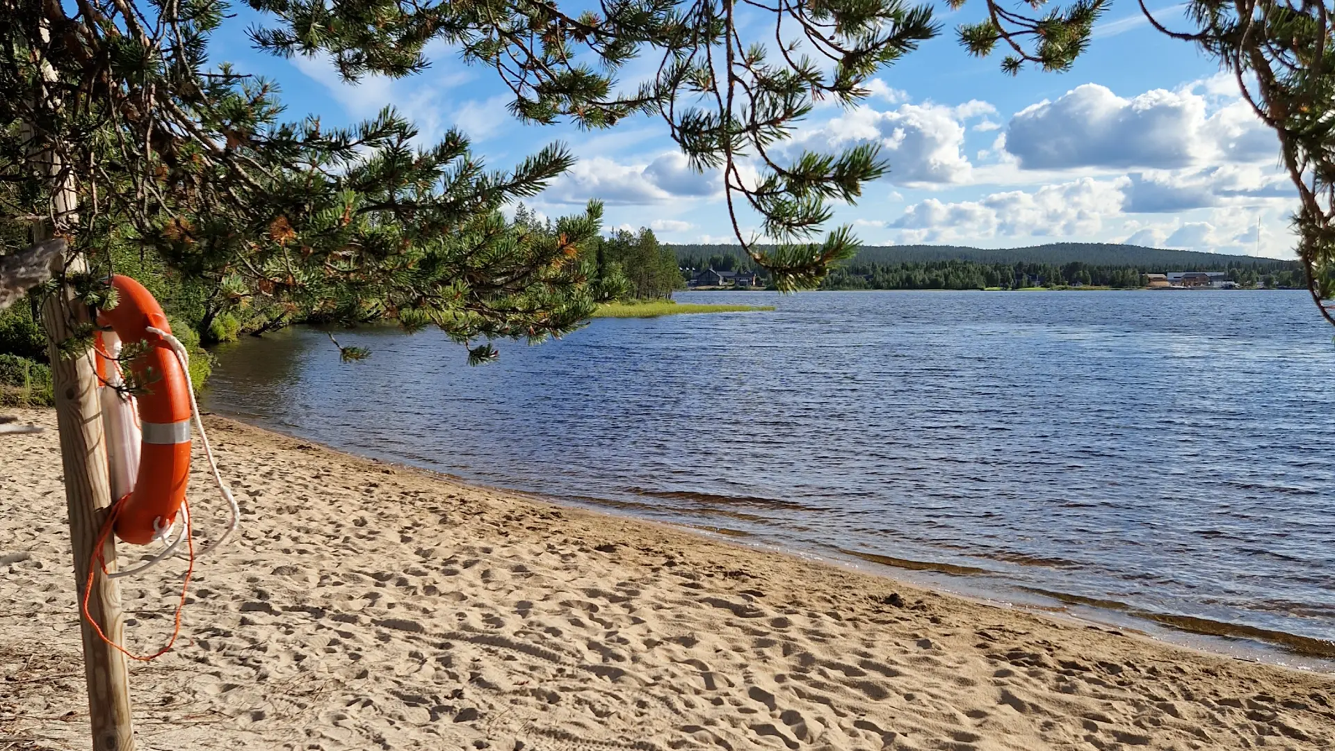 Sandy beach in Lake Äkäslompolo, Ylläs. Äkäslompolojärven uimaranta.