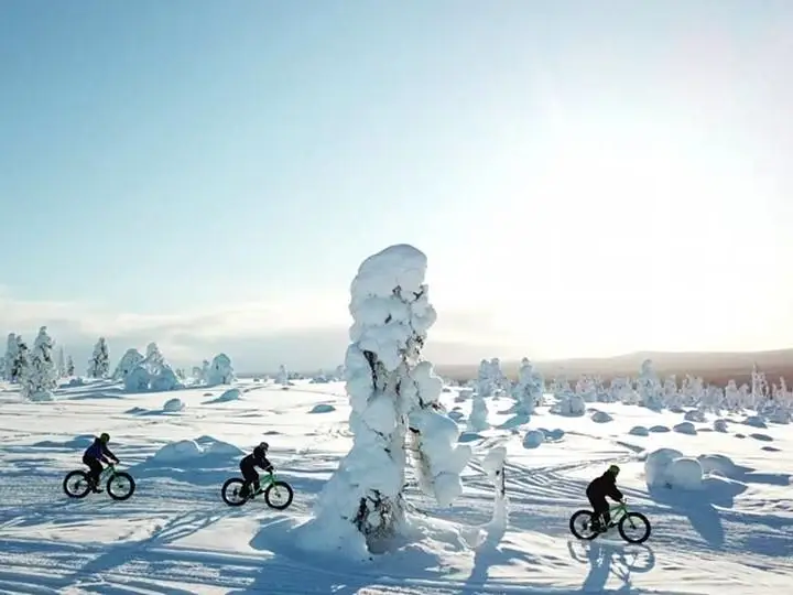 fatbiking_winter Three people fatbiking on top of the snowy fell in Ylläs.