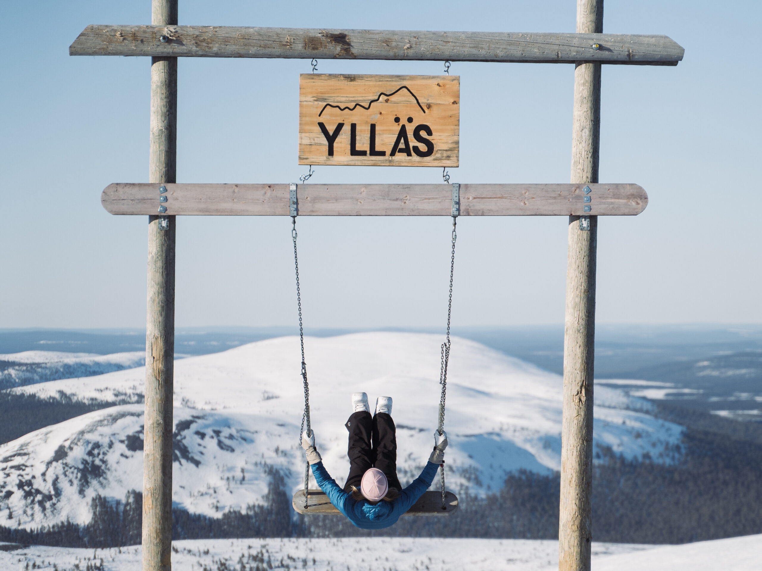 Yllas hankikanto yllastunturi keinu ChristerAdahl-VisitYllas Gondola lift in a sunset