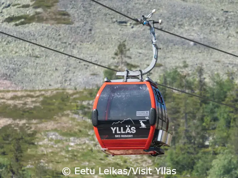 Yllas yoton yo bike park EetuLeikas-VisitYllas c A red gondola going up the fell in Ylläs.