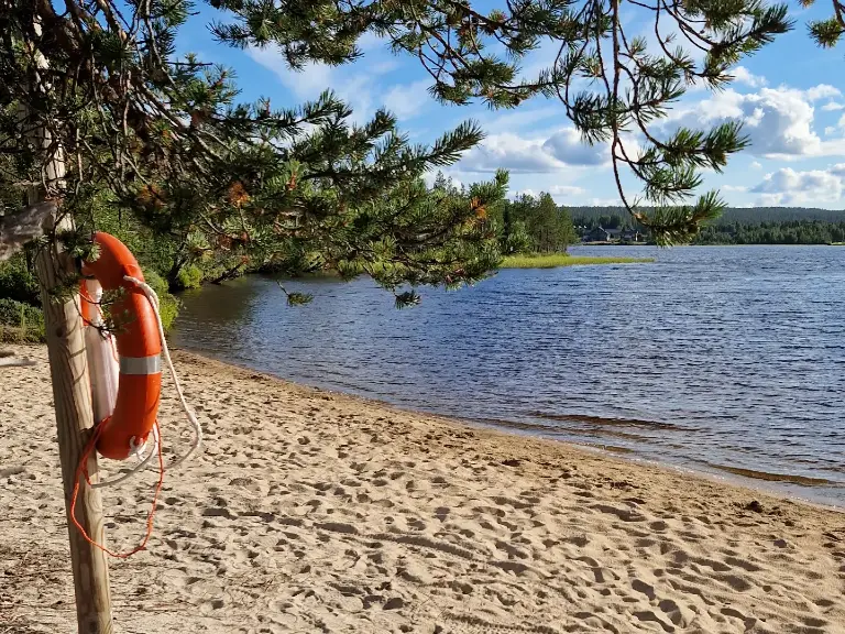 yllas_uimaranta Sandy beach in Lake Äkäslompolo, Ylläs. Äkäslompolojärven uimaranta.