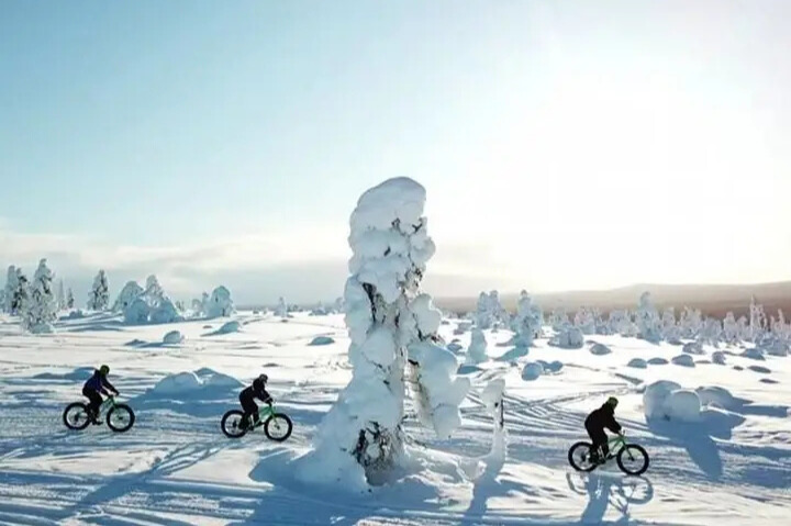 People on snowmobiles on top of the snowy fell in Ylläs.