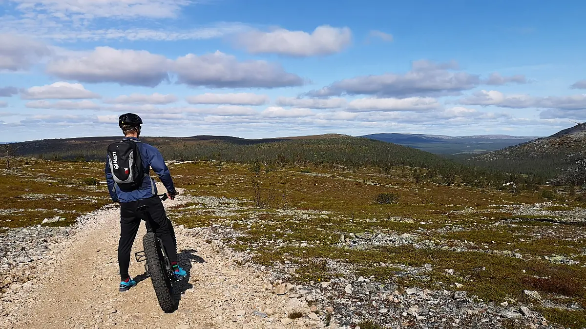 Cyclist on the Kukastunturi biking trail enjoying open fell landscapes in Ylläs, Lapland during summer