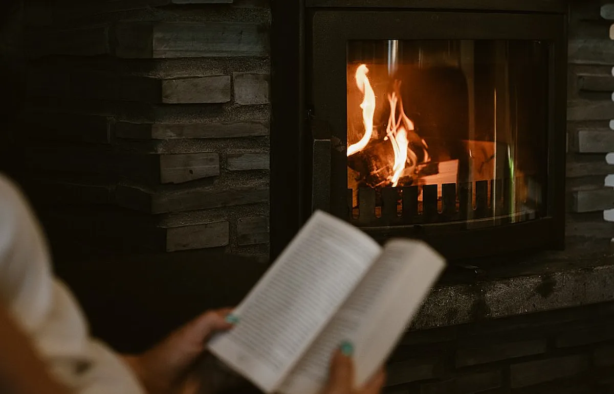 Peaceful evening at a cabin in Äkäslompolo with a fireplace and relaxing reading atmosphere