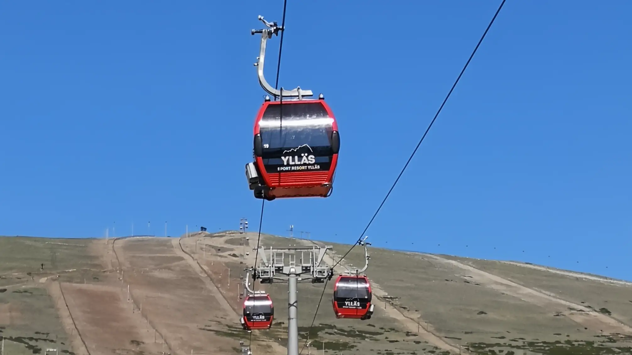 A red gondola going up the fell in Ylläs.