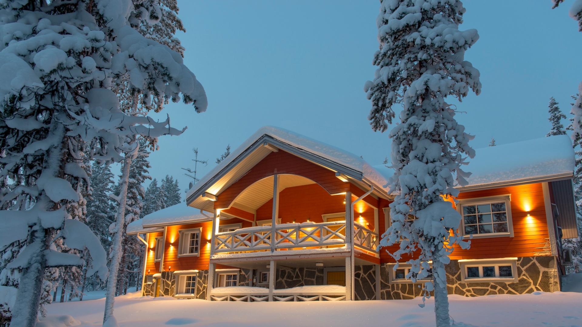 30205_185613_242338_R Villa Ahmola in Äkäslompolo, Ylläs. Big wooden cabin covered by snow and snowy trees.